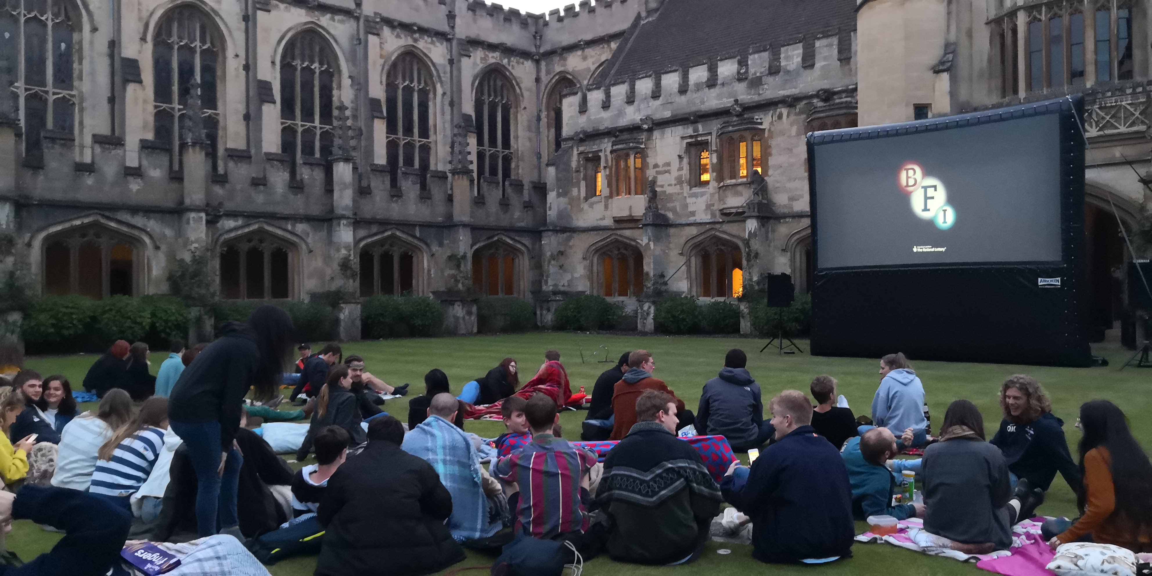 How to Setting up an outdoor cinema?